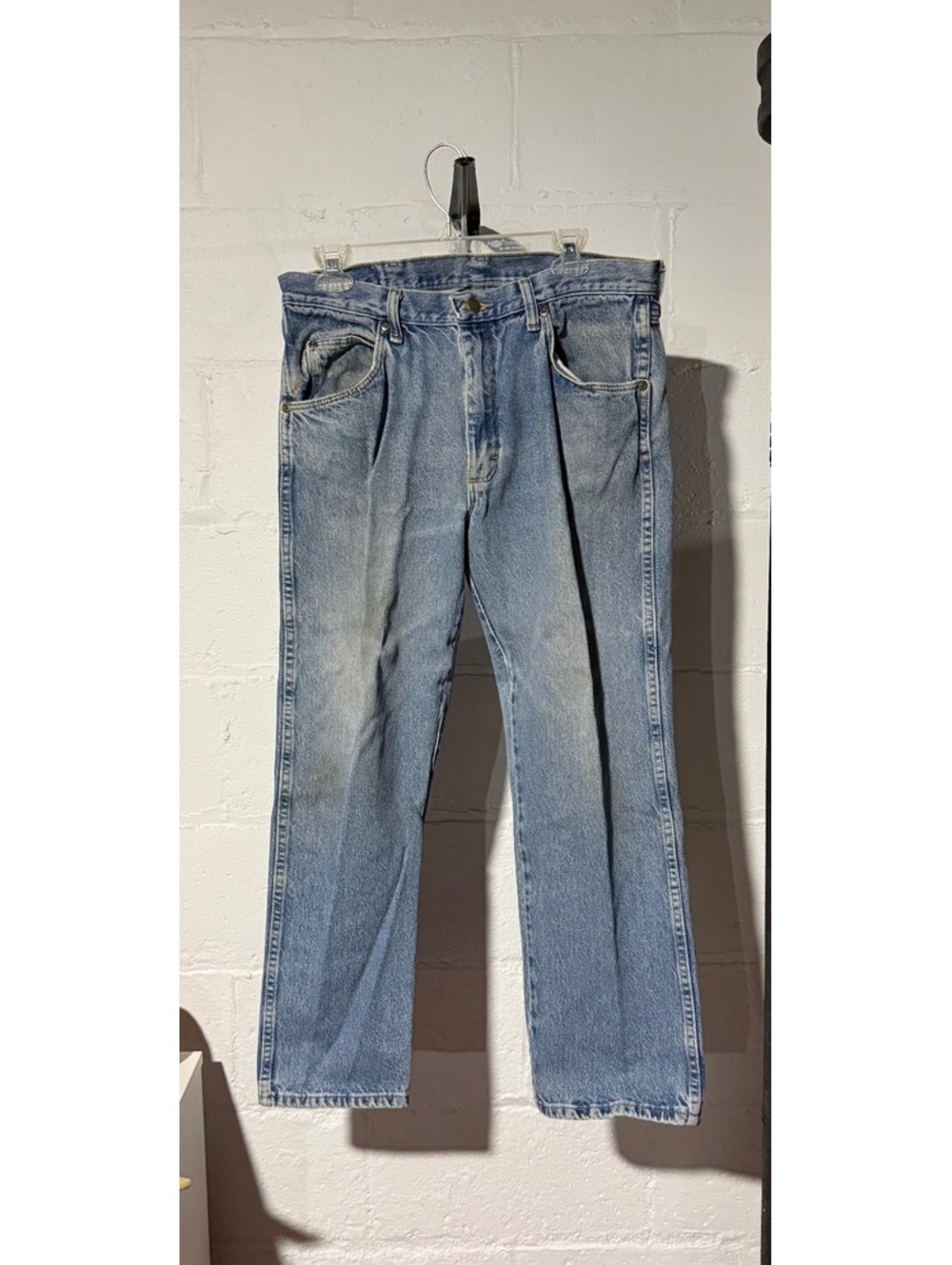 Vintage wrangler 34x29 regular fit naturally distressed light wash blue jeans